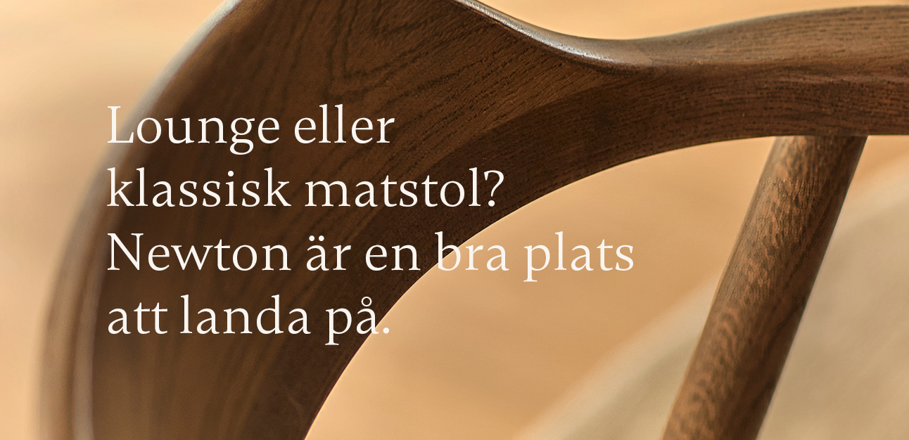 Närbild på matstol med text på