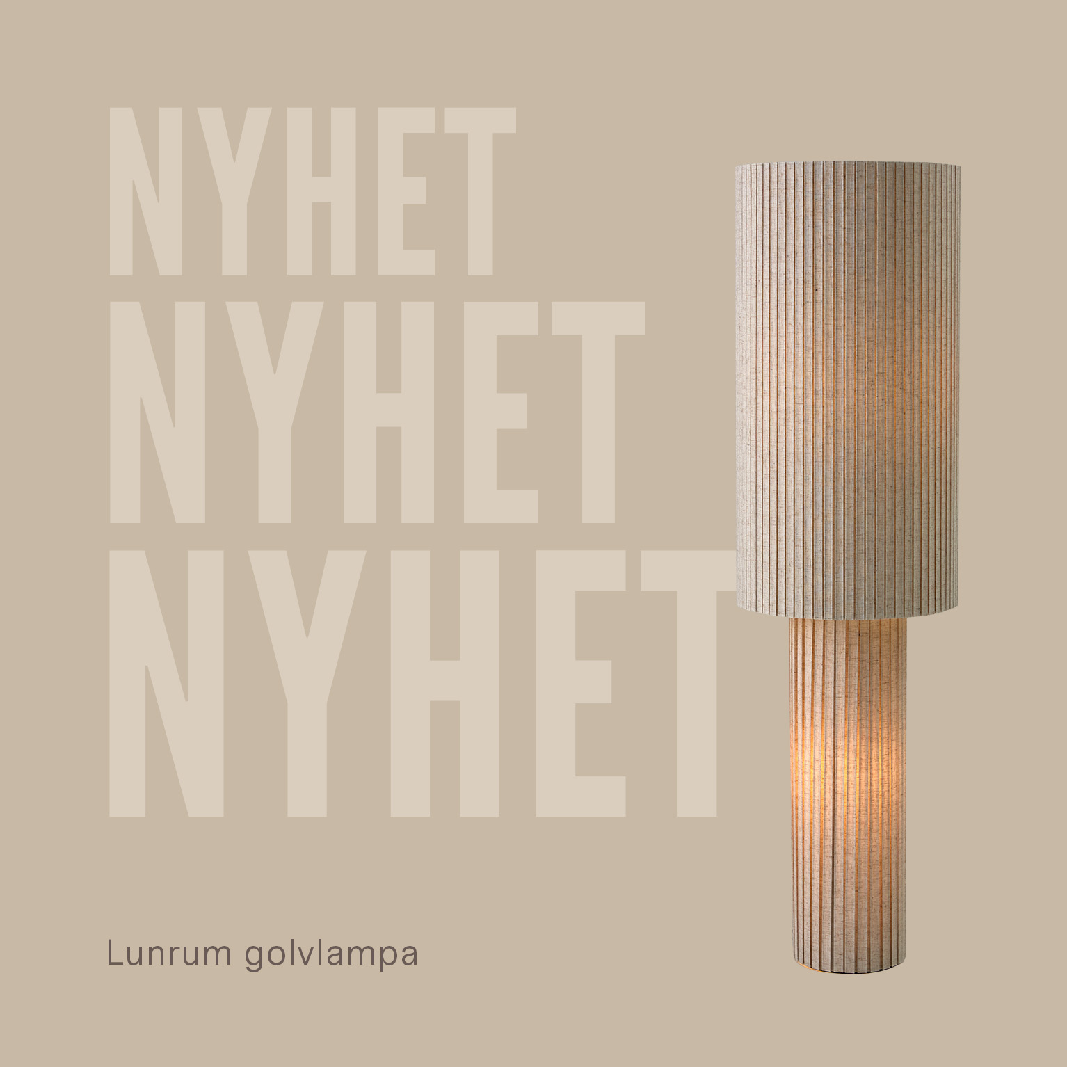 Golvlampa mot beige bakgrund