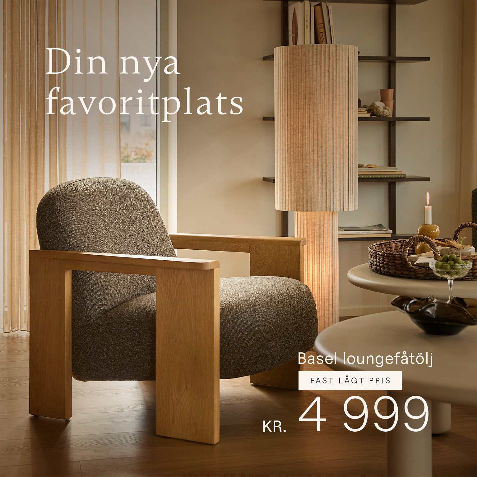Fåtölj med robust trästomme och stoppad sits och rygg