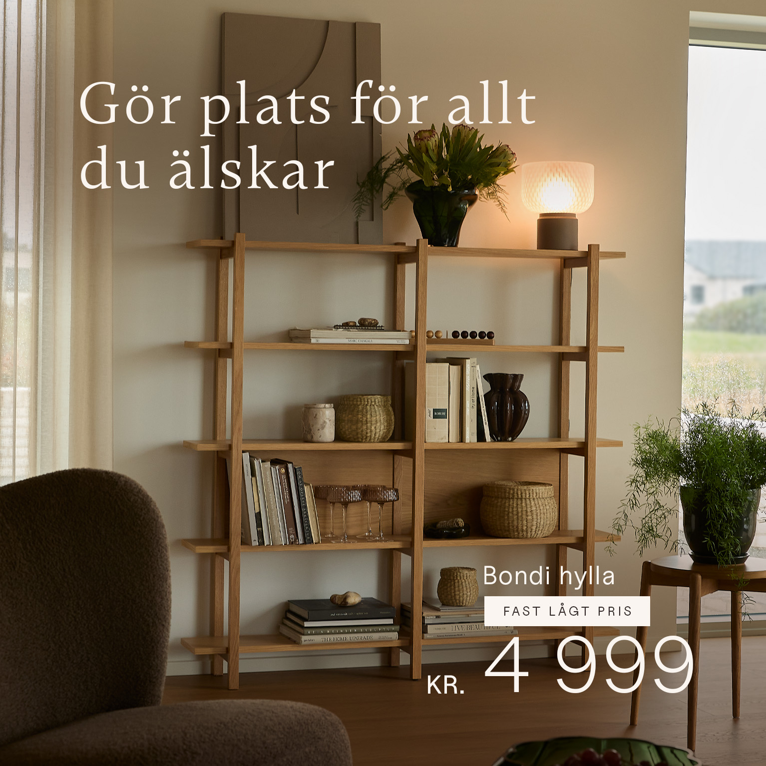 Stor fristående trähylla fylld med saker