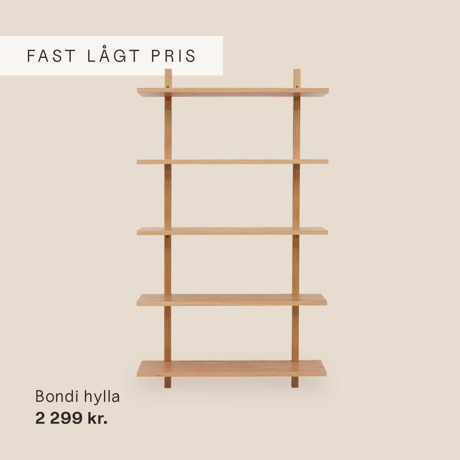 Enkel bokhylla i trä mot beige bakgrund