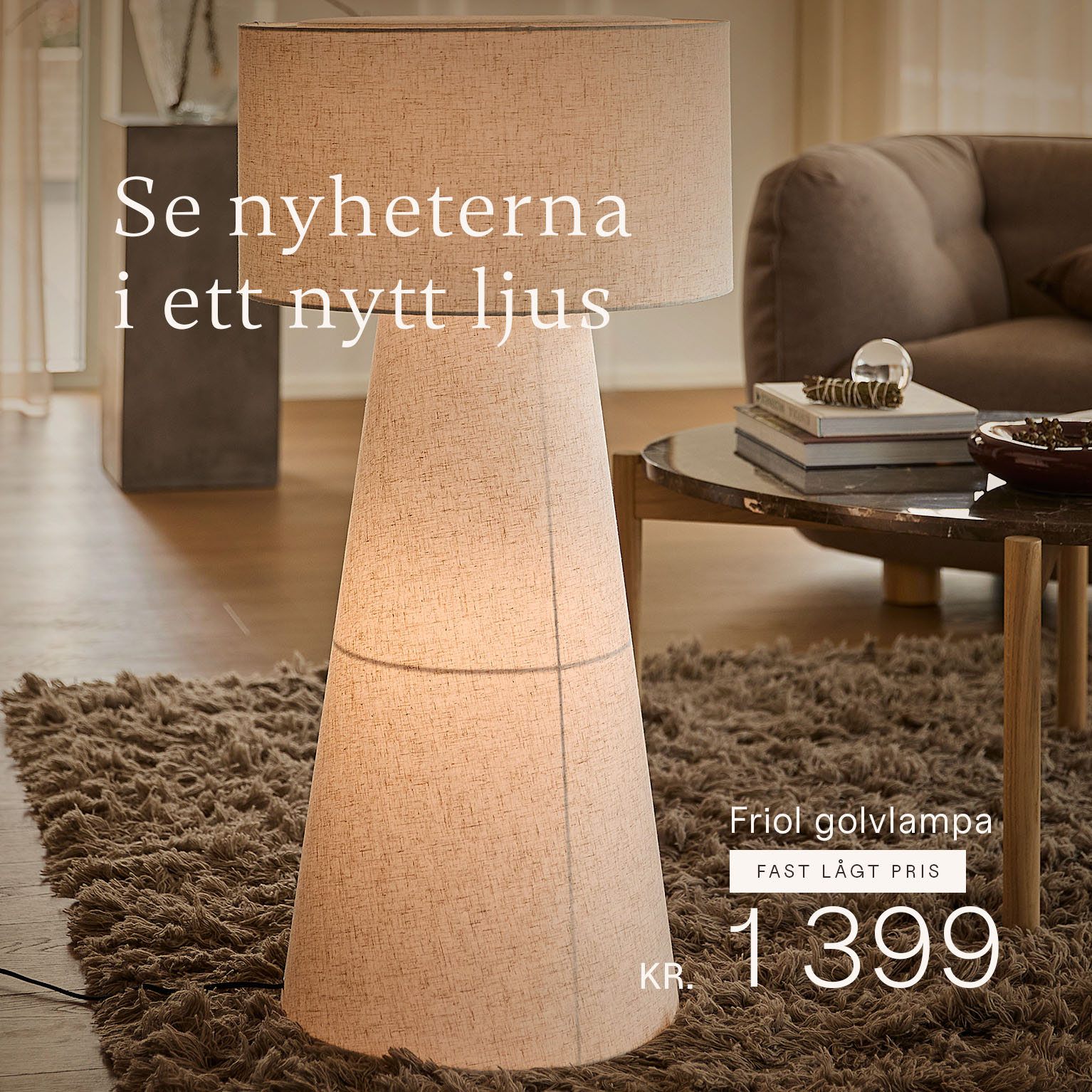 Beige golvlampa som står på en matta i vardagsrummet