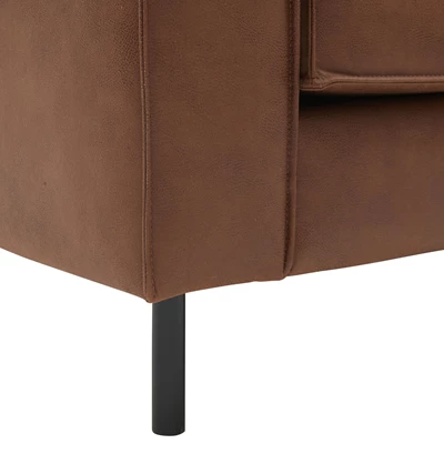 Scott 3 sits Soffa