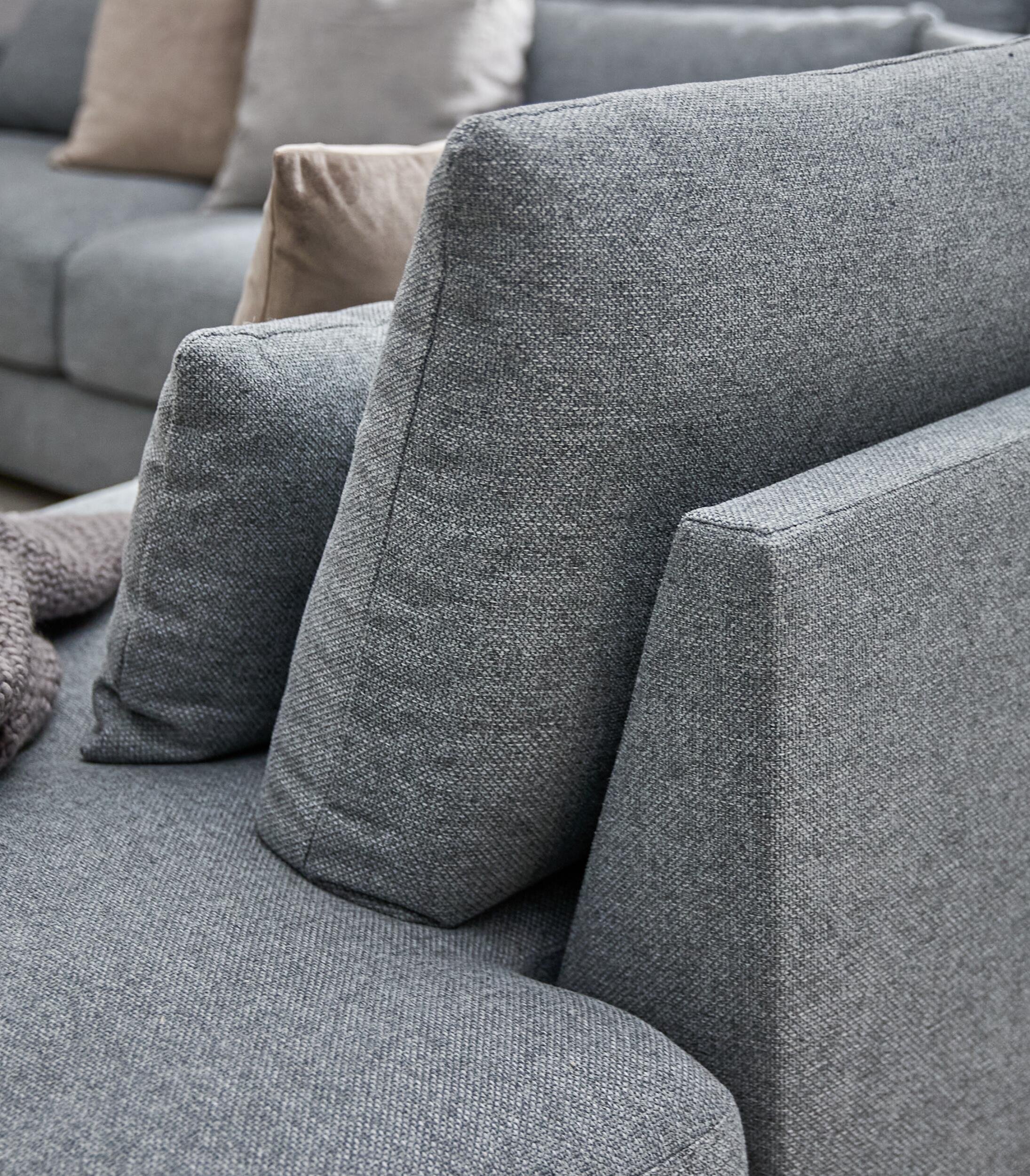 Halmstad högervänd hörnsoffa med puffavslutning 