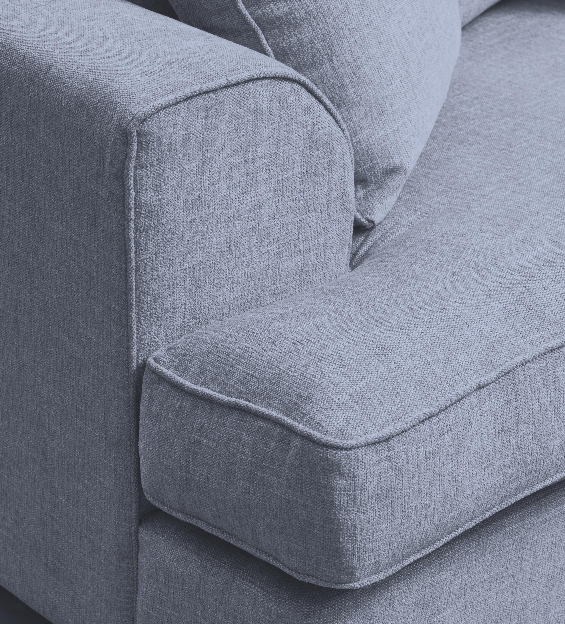 Kingston 3 sits Soffa 