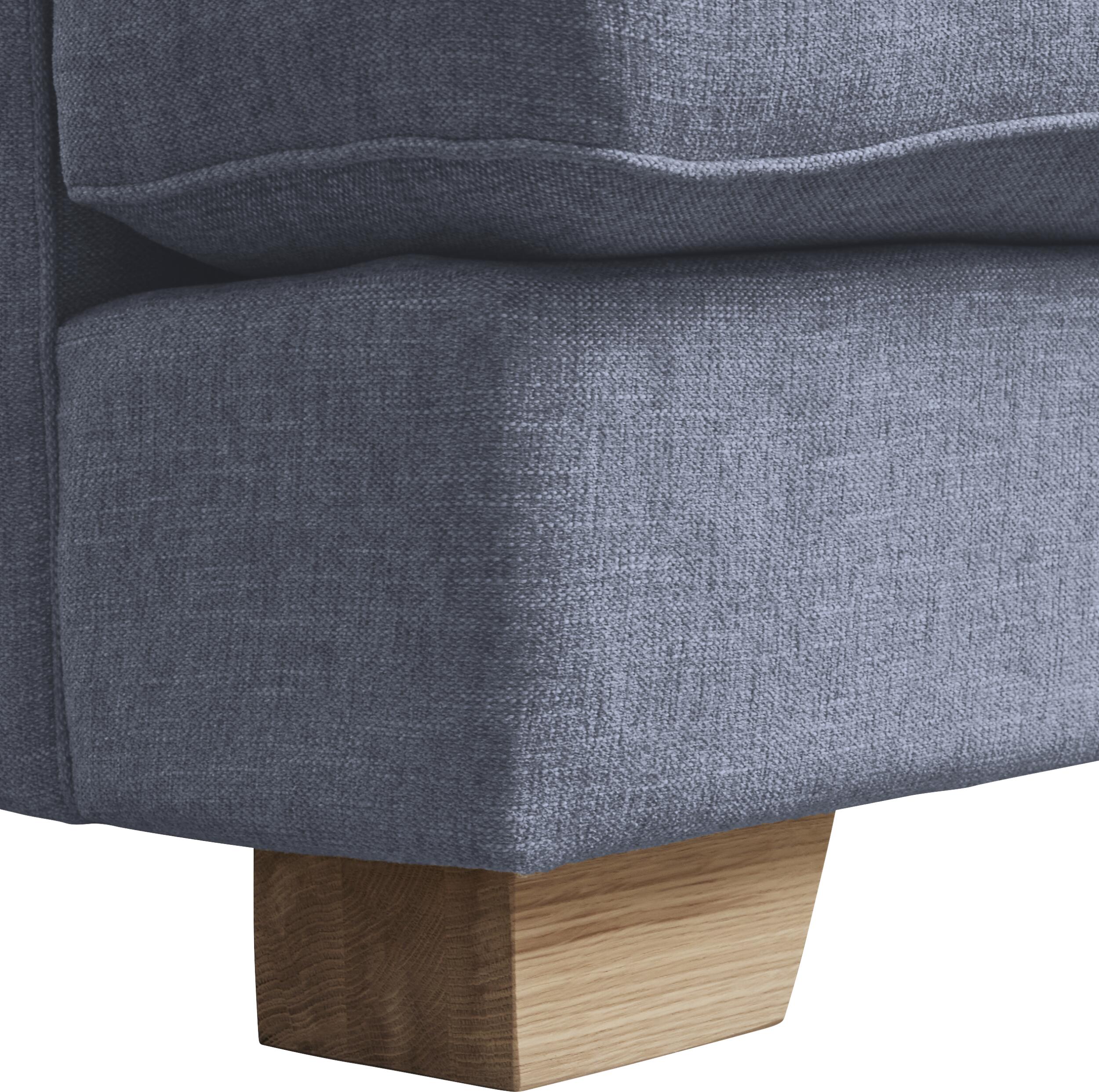 Kingston 3 sits Soffa 