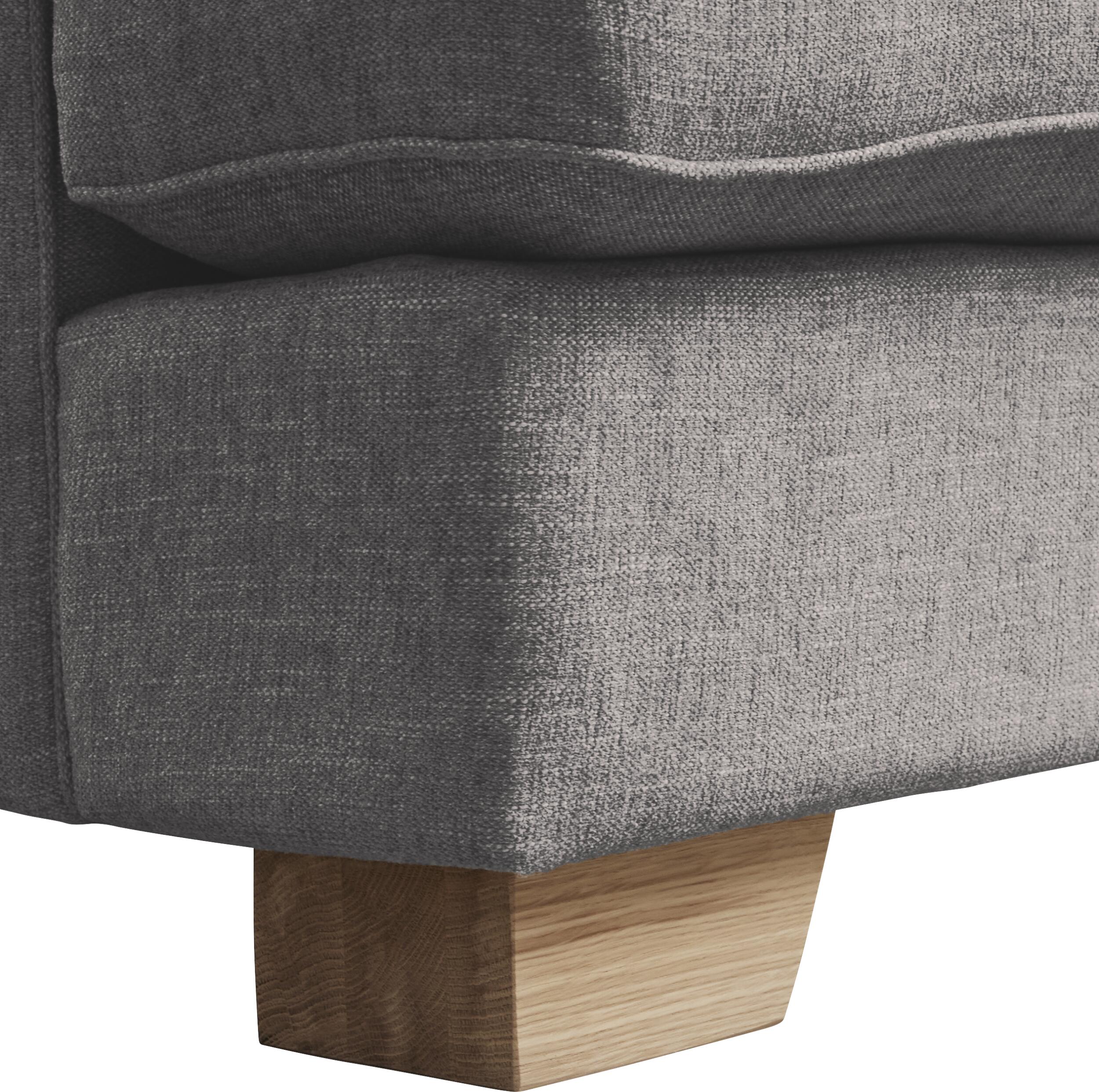 Kingston 3 sits Soffa 