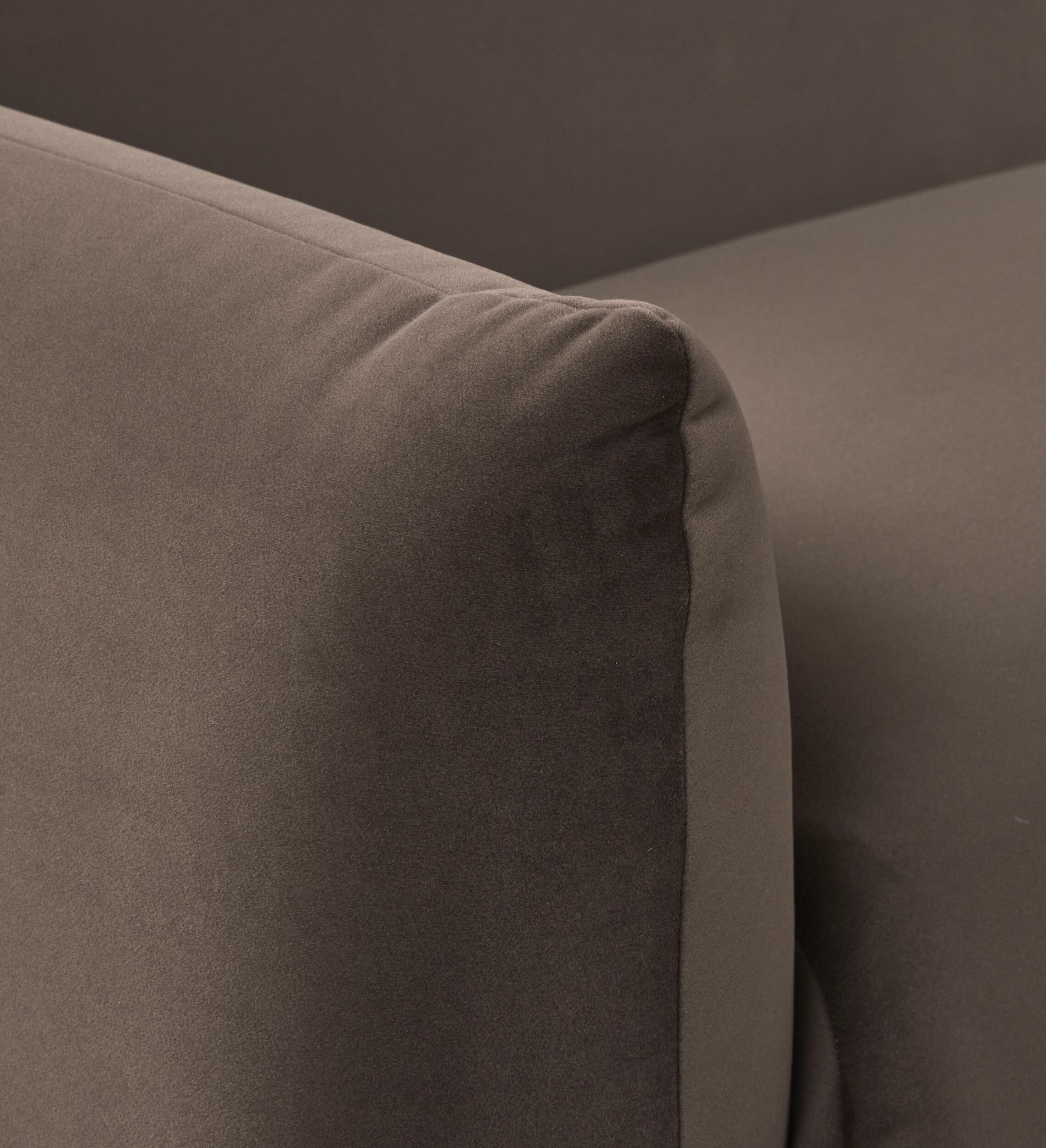 Marrius 2 sits Soffa 