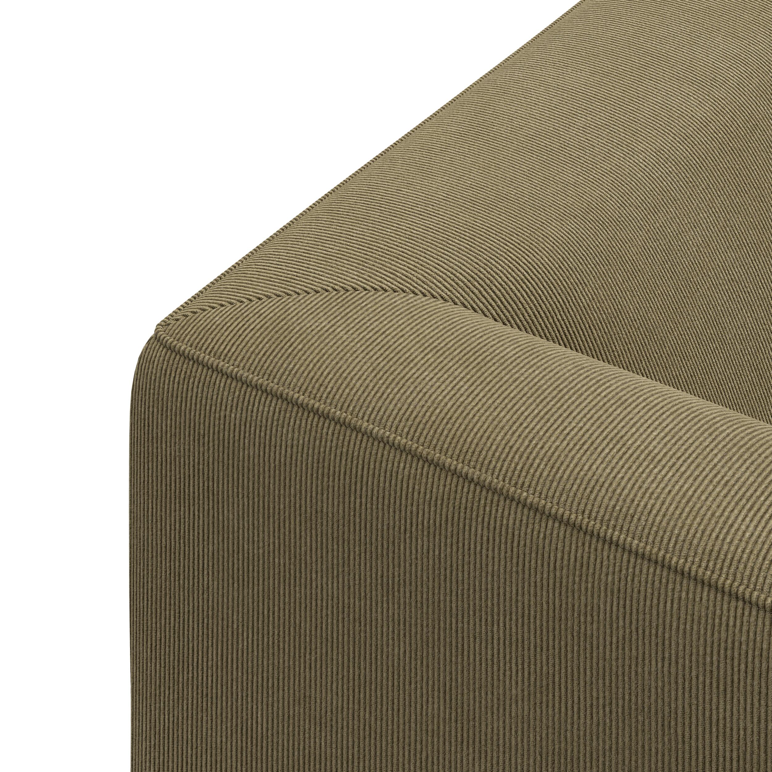 Teron 3 sits Soffa 
