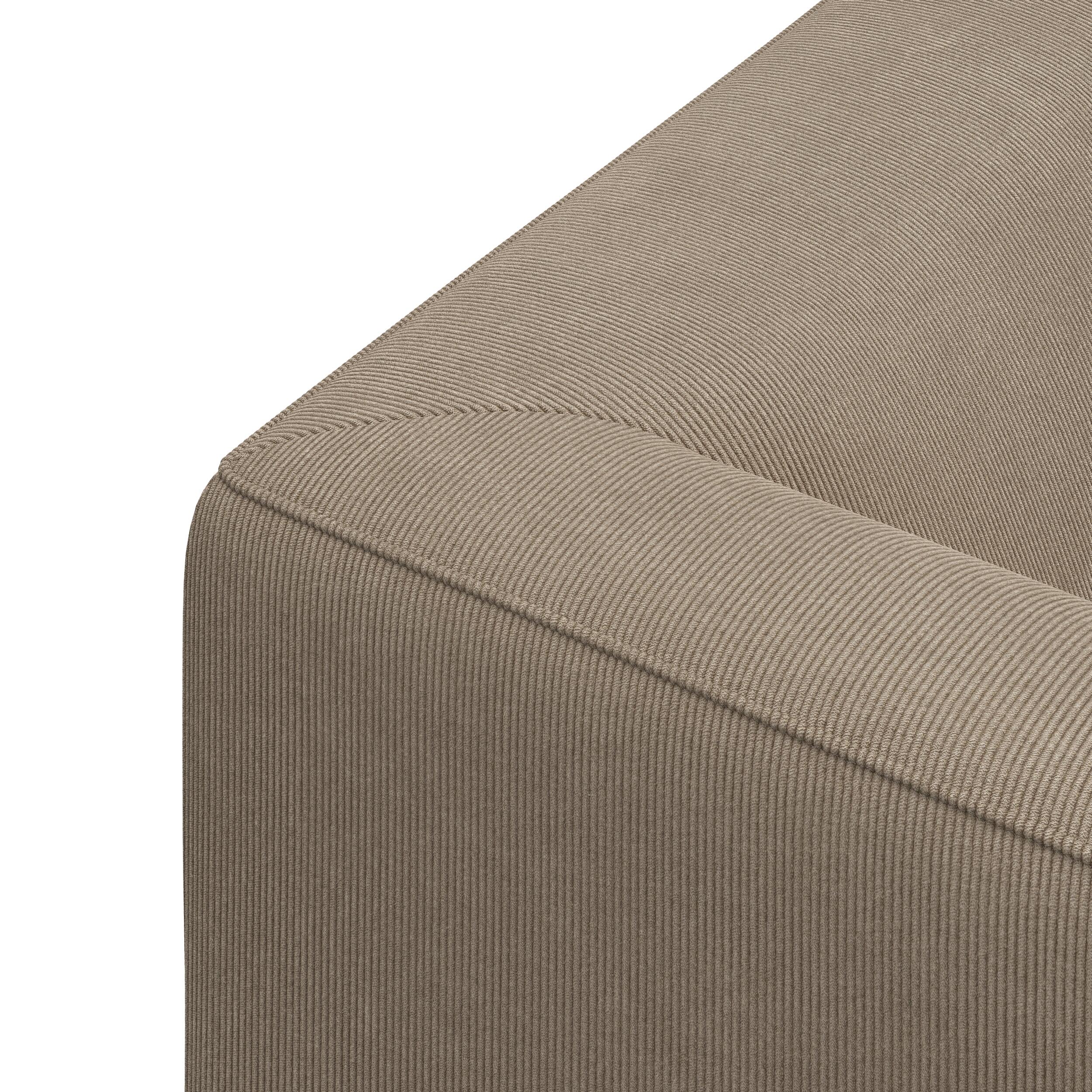 Teron 3 sits Soffa 