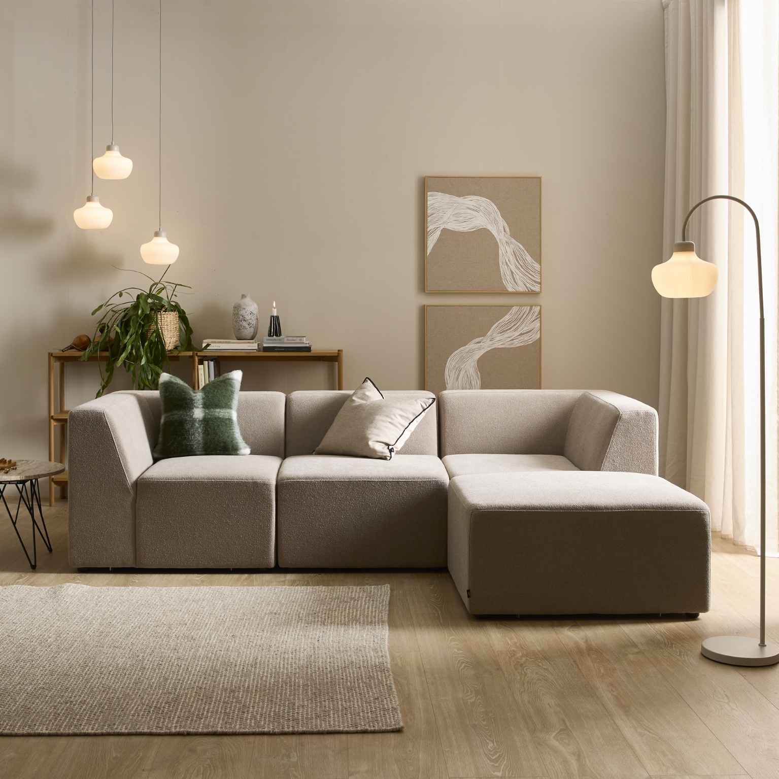 Haldur modulsoffa i ljus klädsel med divan i en varm och enkel vardagsrumsmiljö