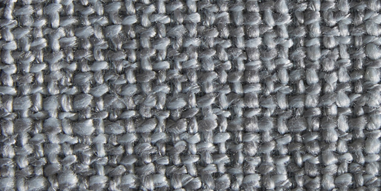 Närbild av textilen Grey – Linde 417 med en neutral grå nyans och melerad, vävd struktur.
