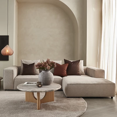 Nordstrom soffa i ljus klädsel med divan, kuddar och mjuka former i ett ljust vardagsrum