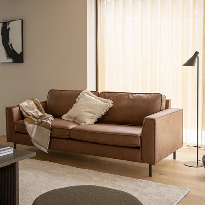 Scott 3 sits Soffa
