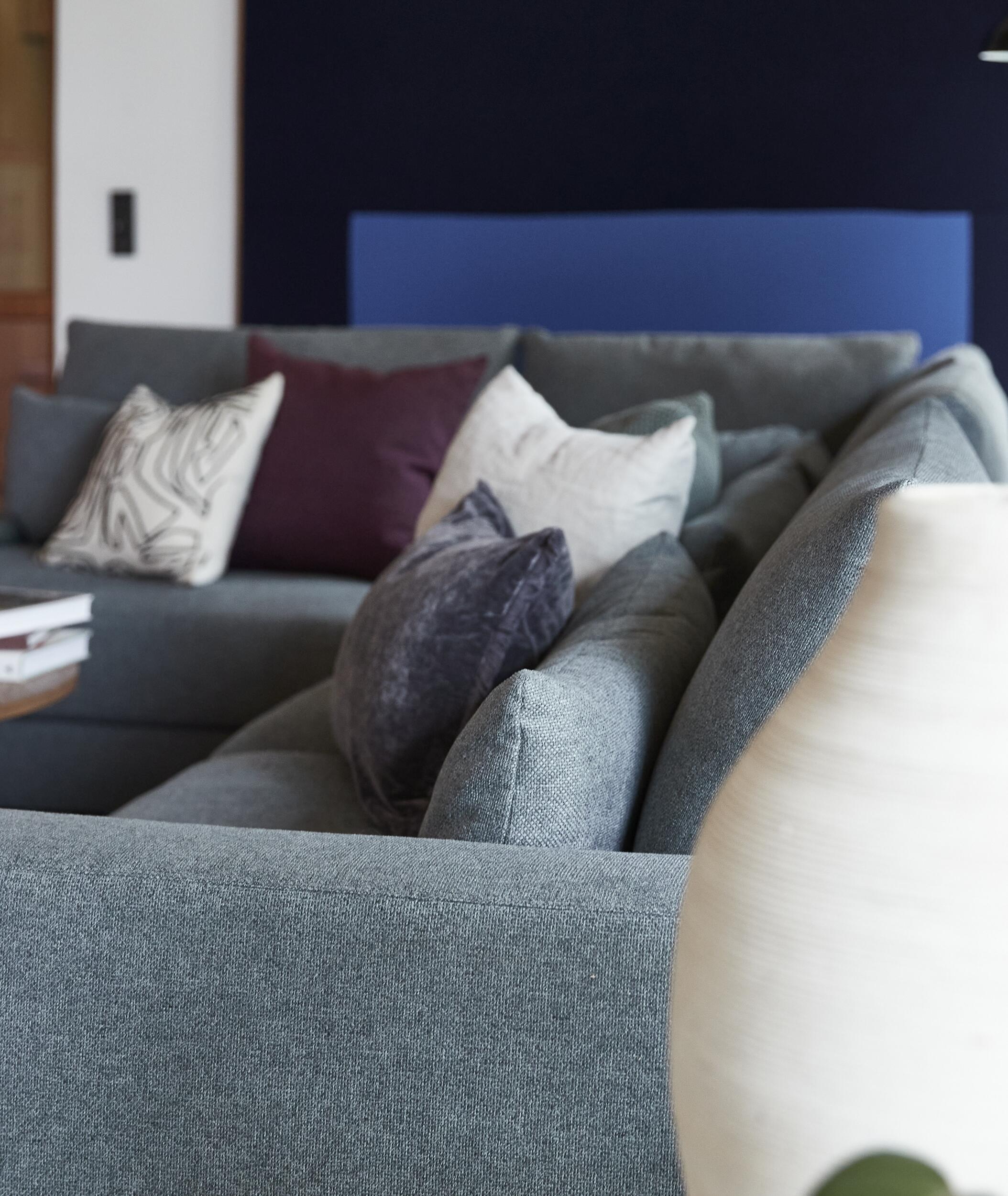 Halmstad vänstervänd hörnsoffa med puffavslutning 