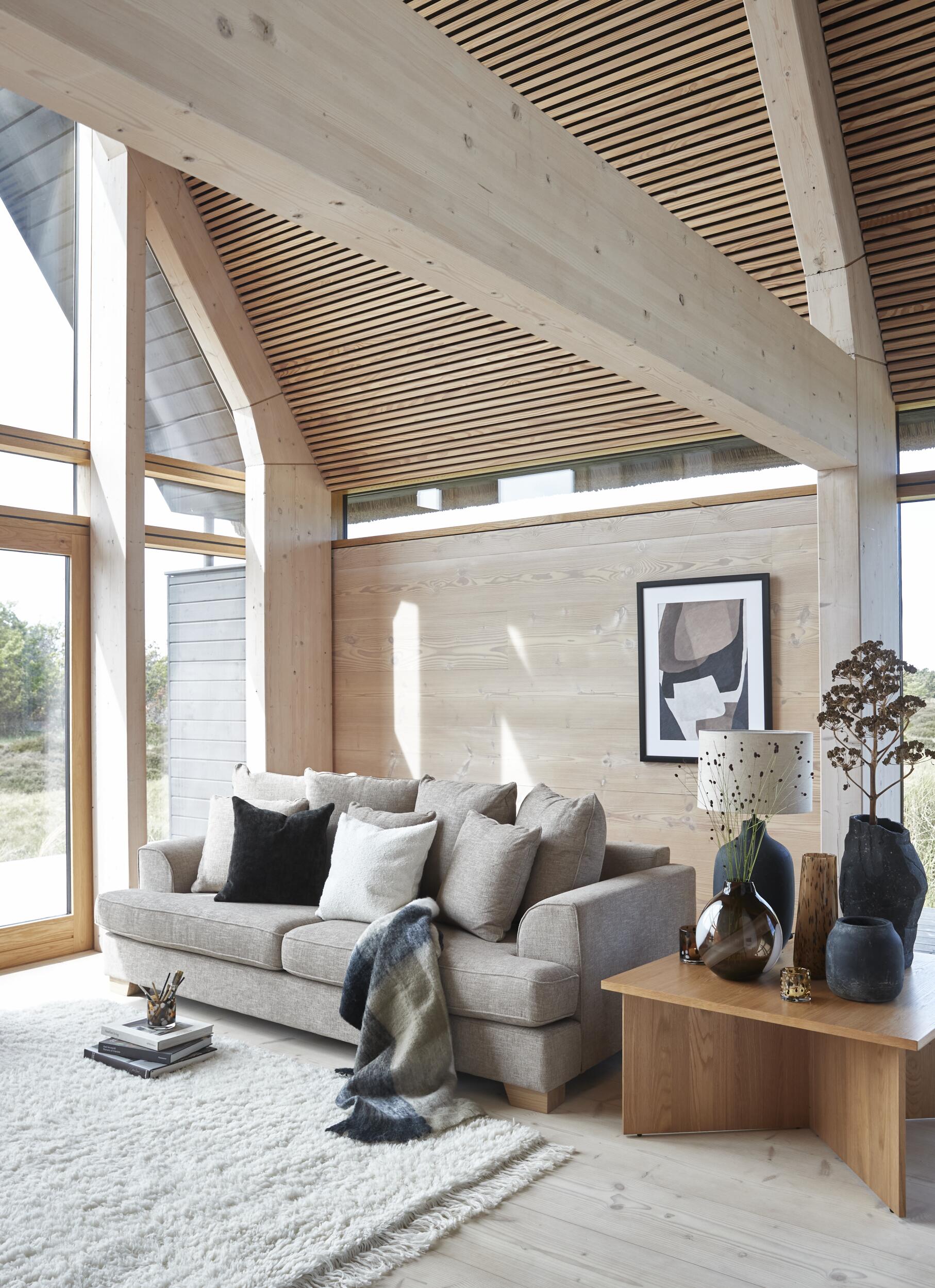 Kingston 3 sits Soffa 