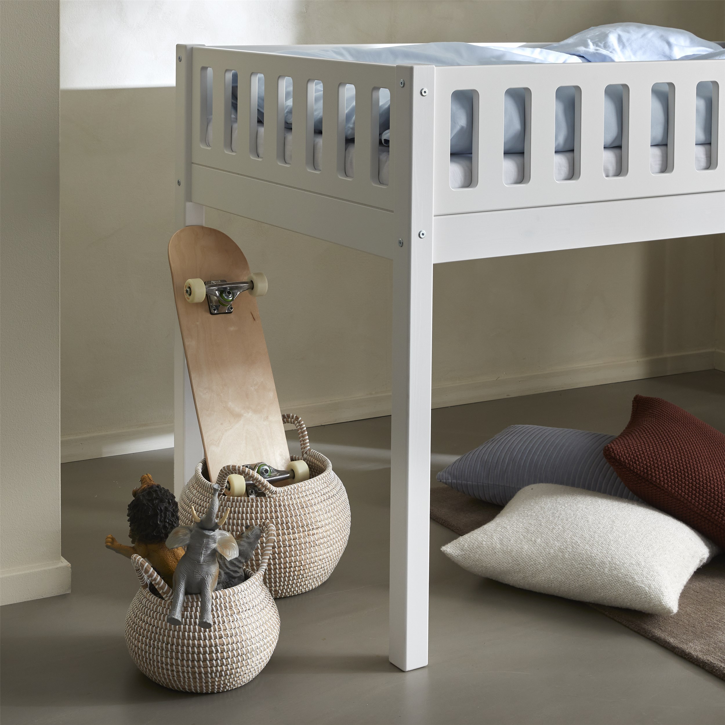 Tinos halvhög säng 