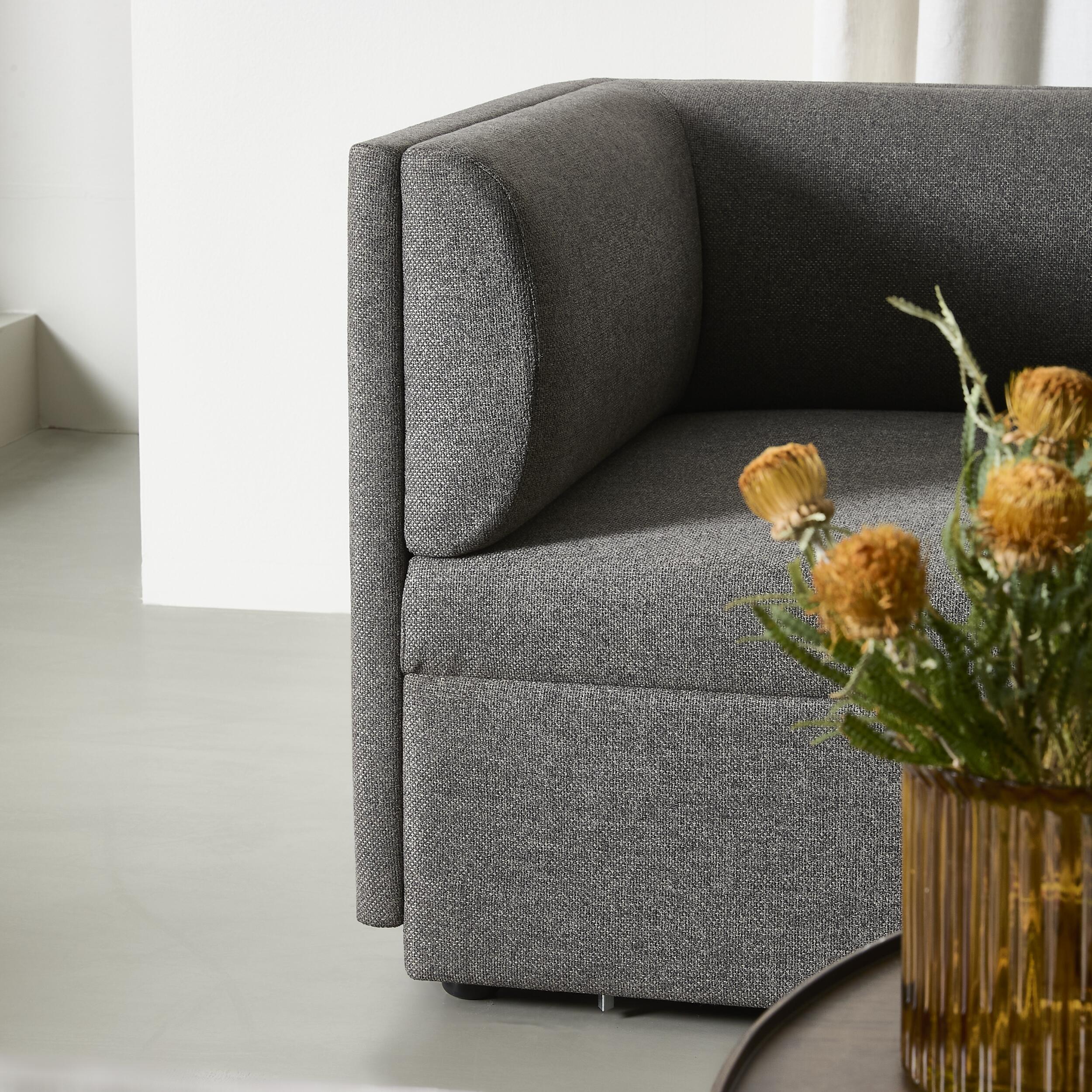 Harriet 3 sits Soffa 