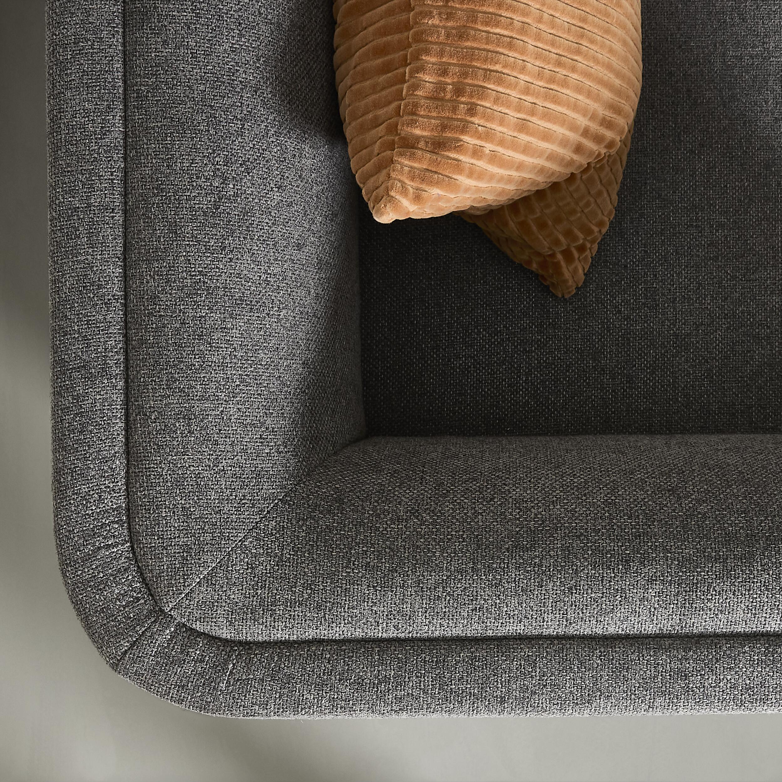 Harriet 3 sits Soffa 