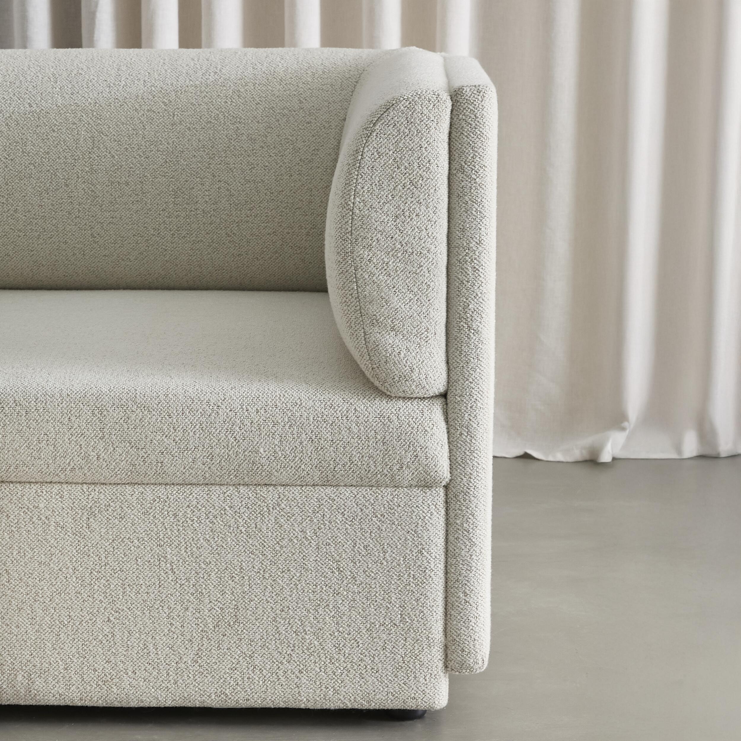 Harriet 3 sits Soffa 