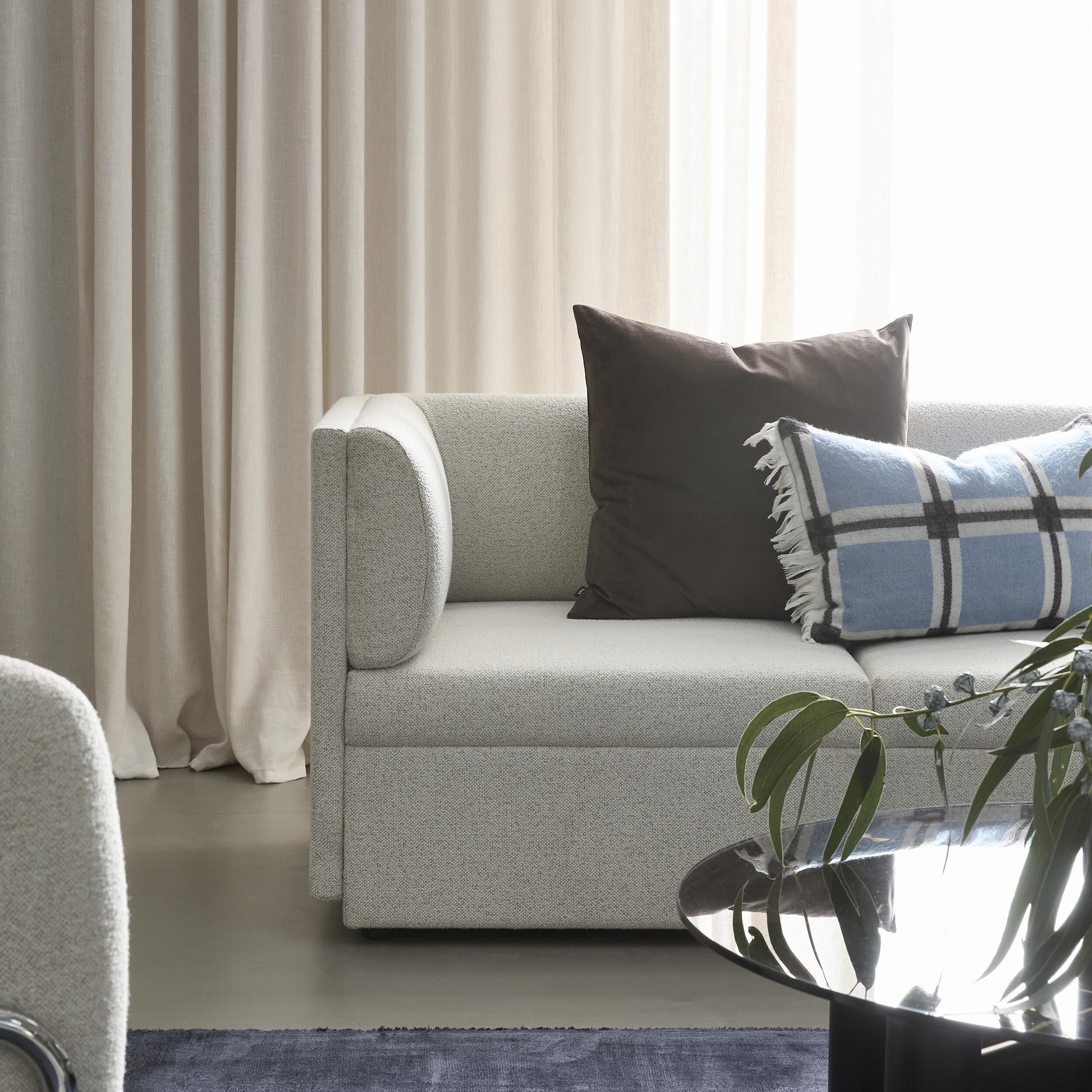 Harriet 3 sits Soffa 