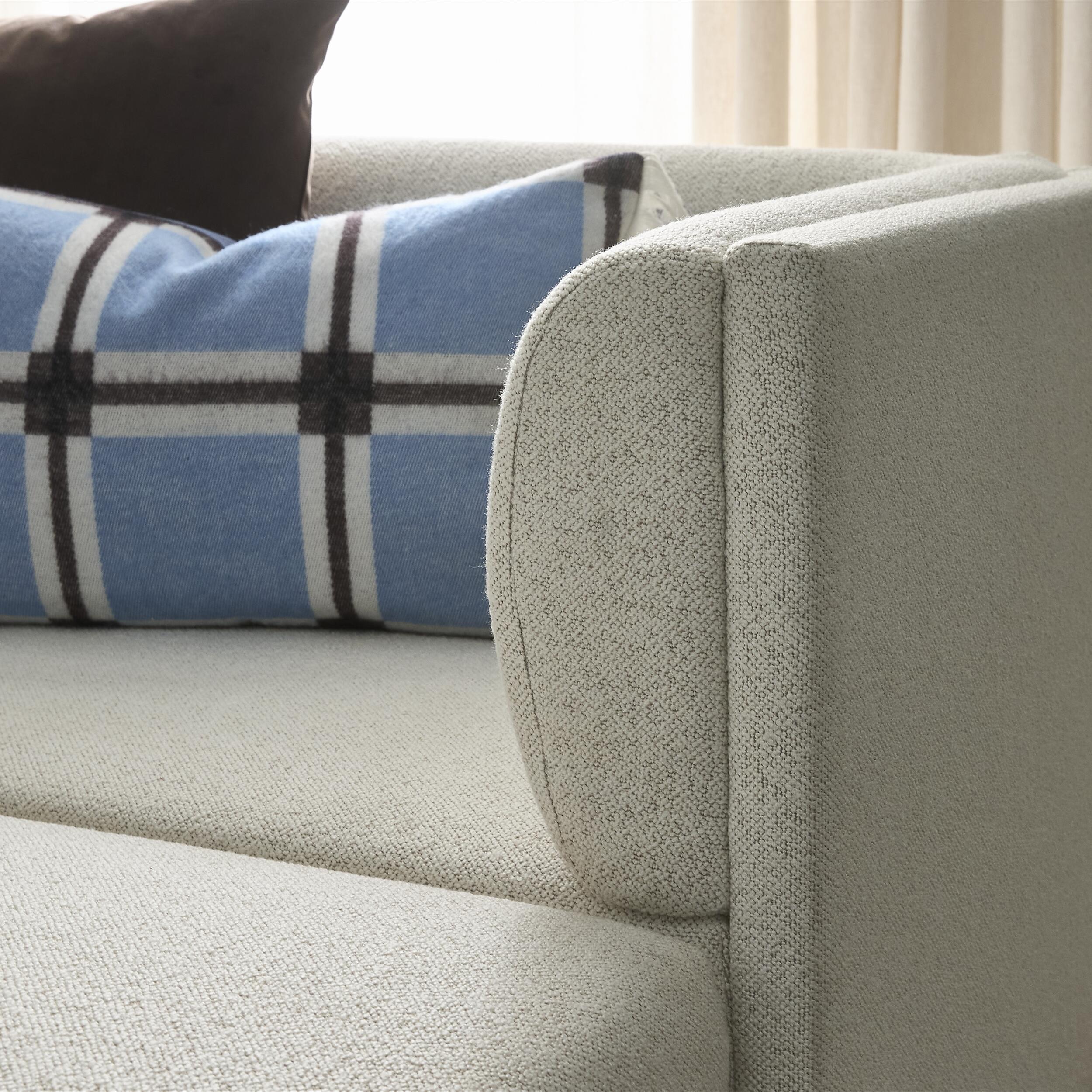 Harriet 3 sits Soffa 