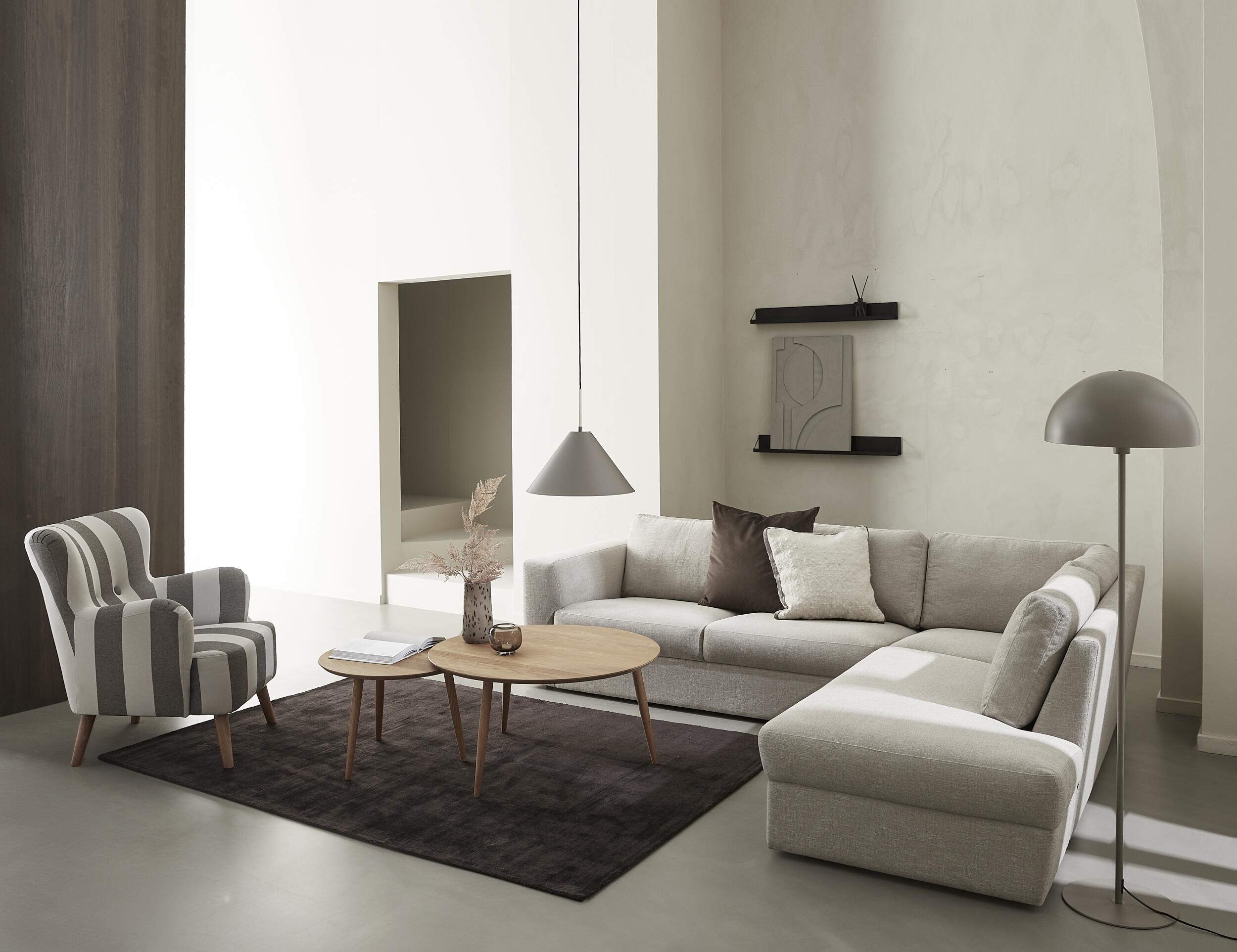 Lean högervänd hörnsoffa med puffavslutning 