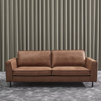 Scott 3 sits Soffa