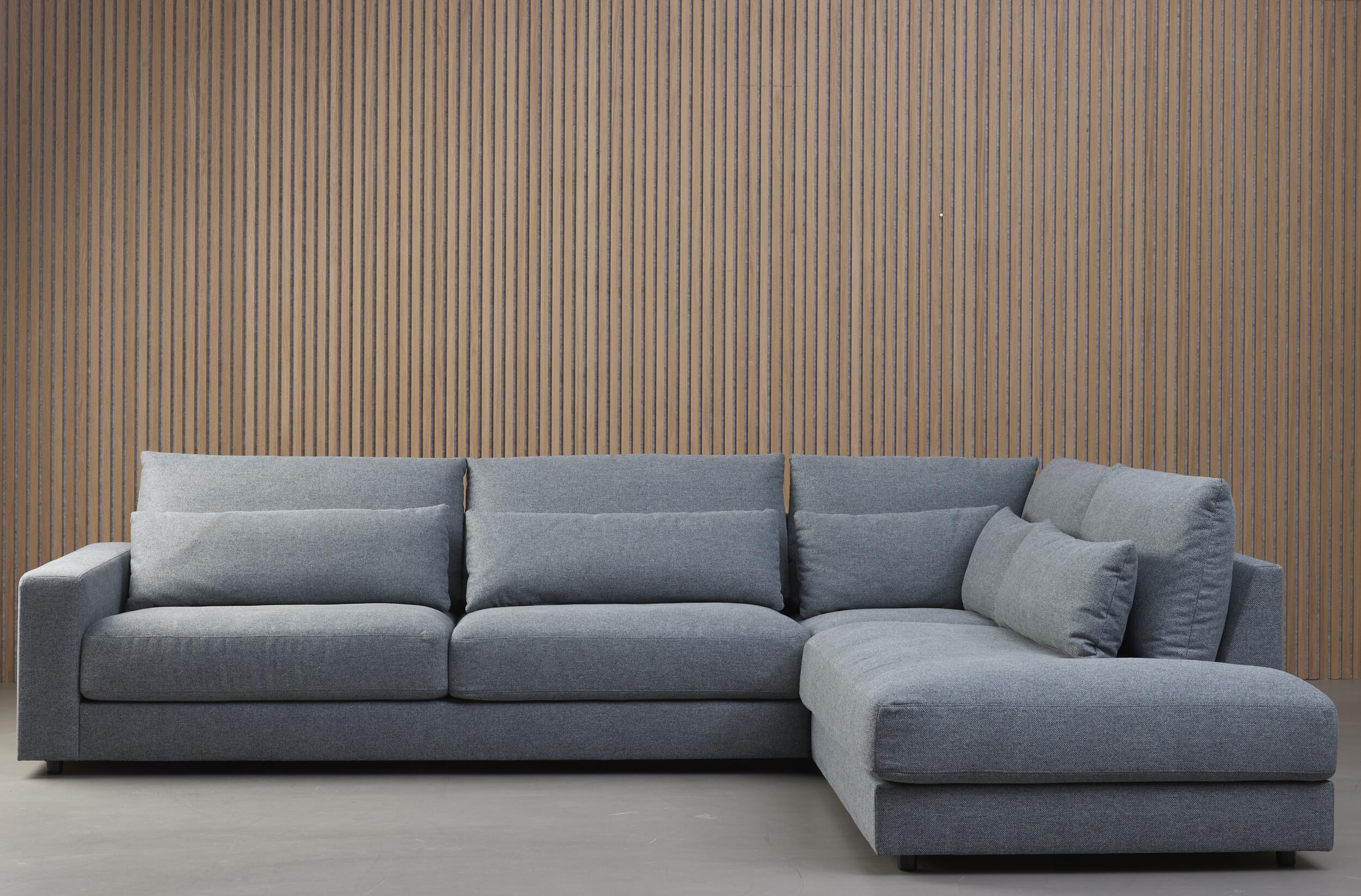 Halmstad högervänd hörnsoffa med puffavslutning 