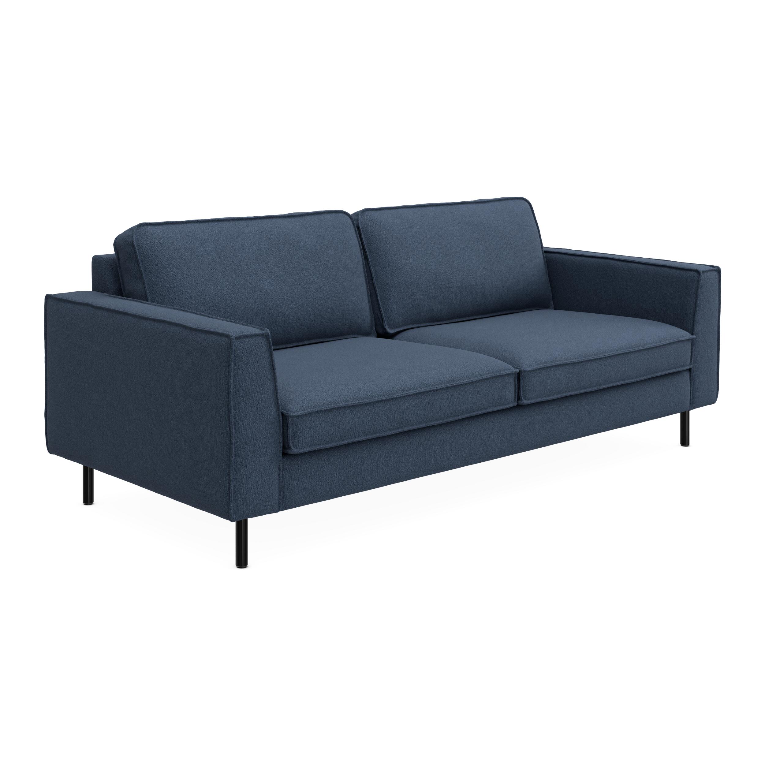 Scott 3 sits Soffa 