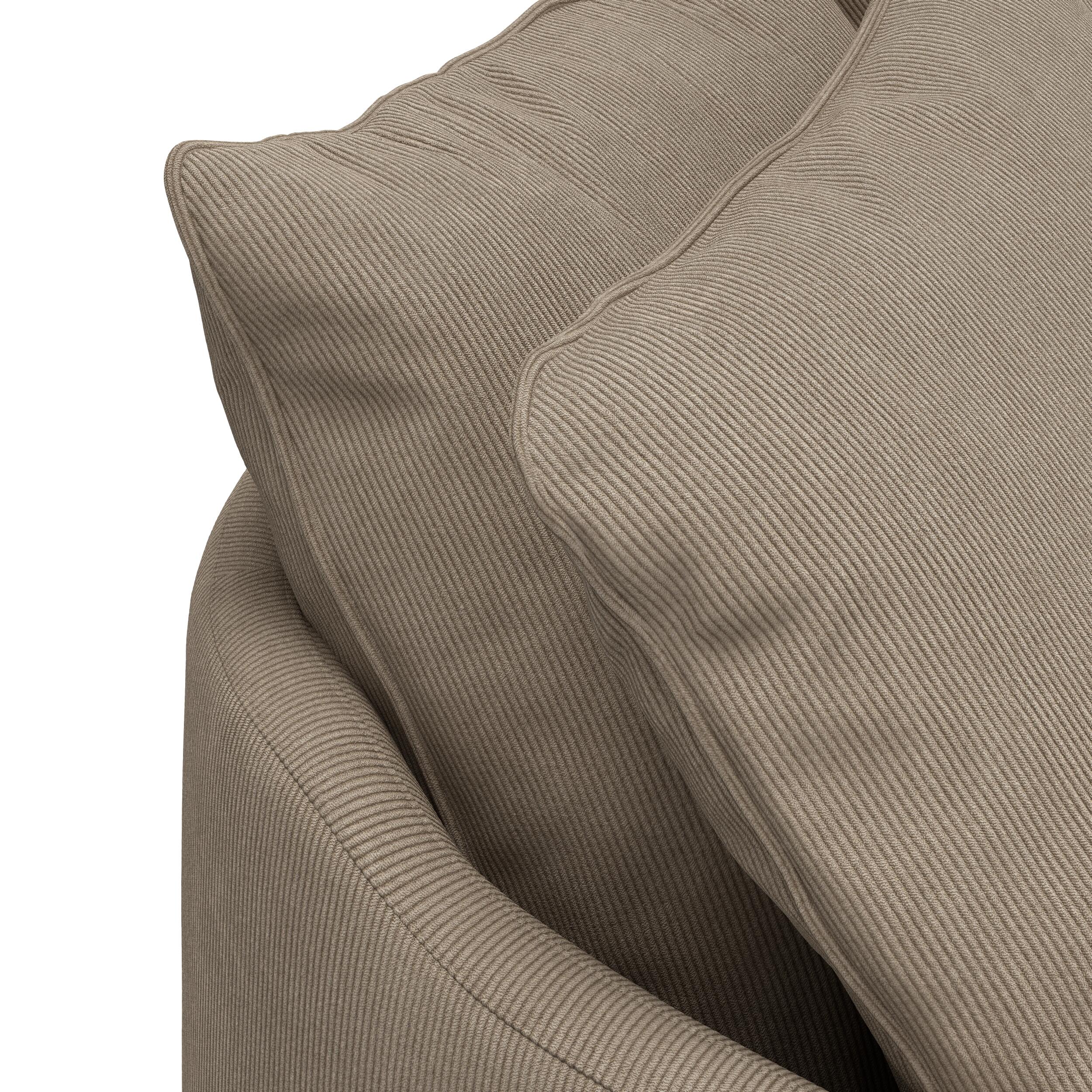 Julia Lux 3 sits Soffa 