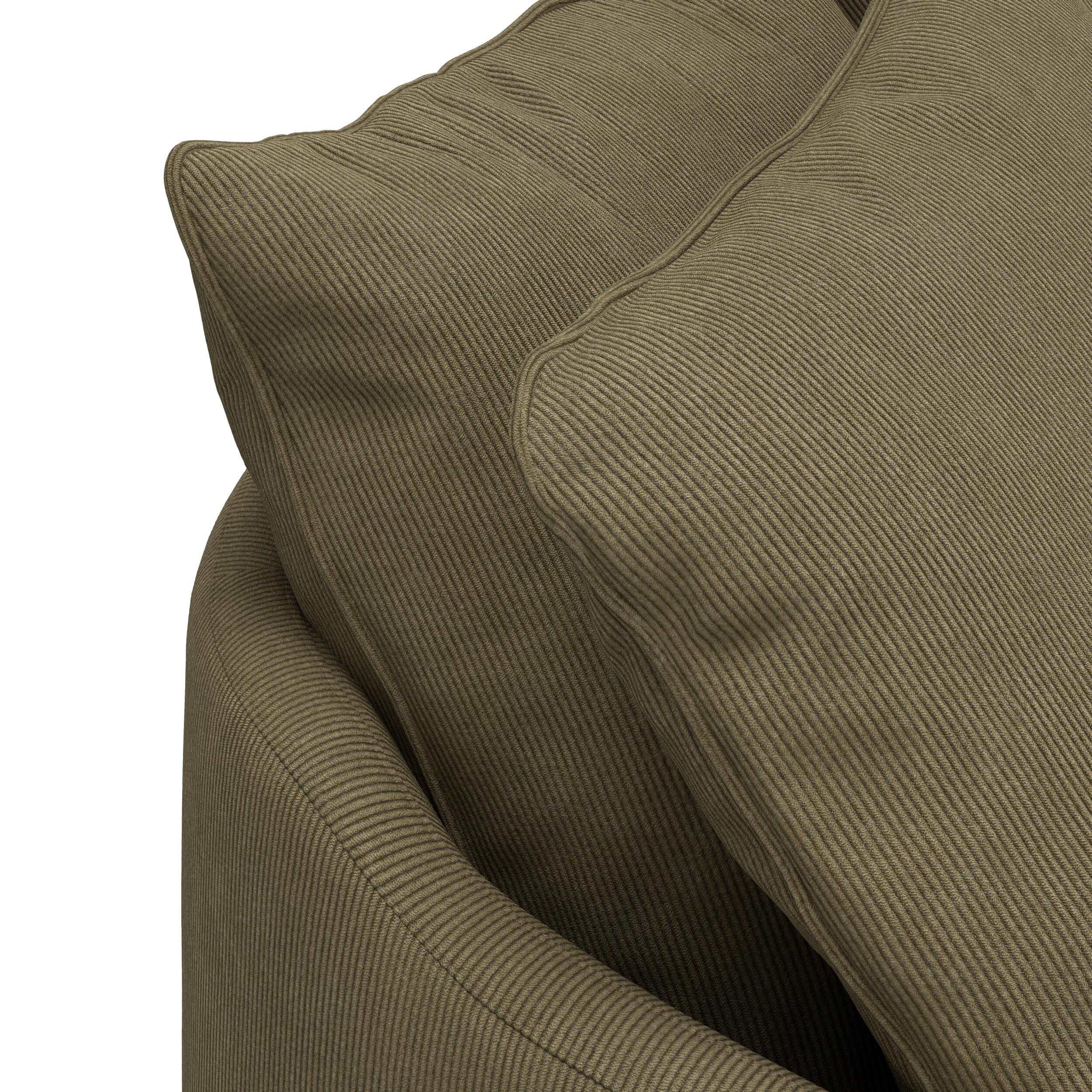 Julia Lux 3 sits Soffa 