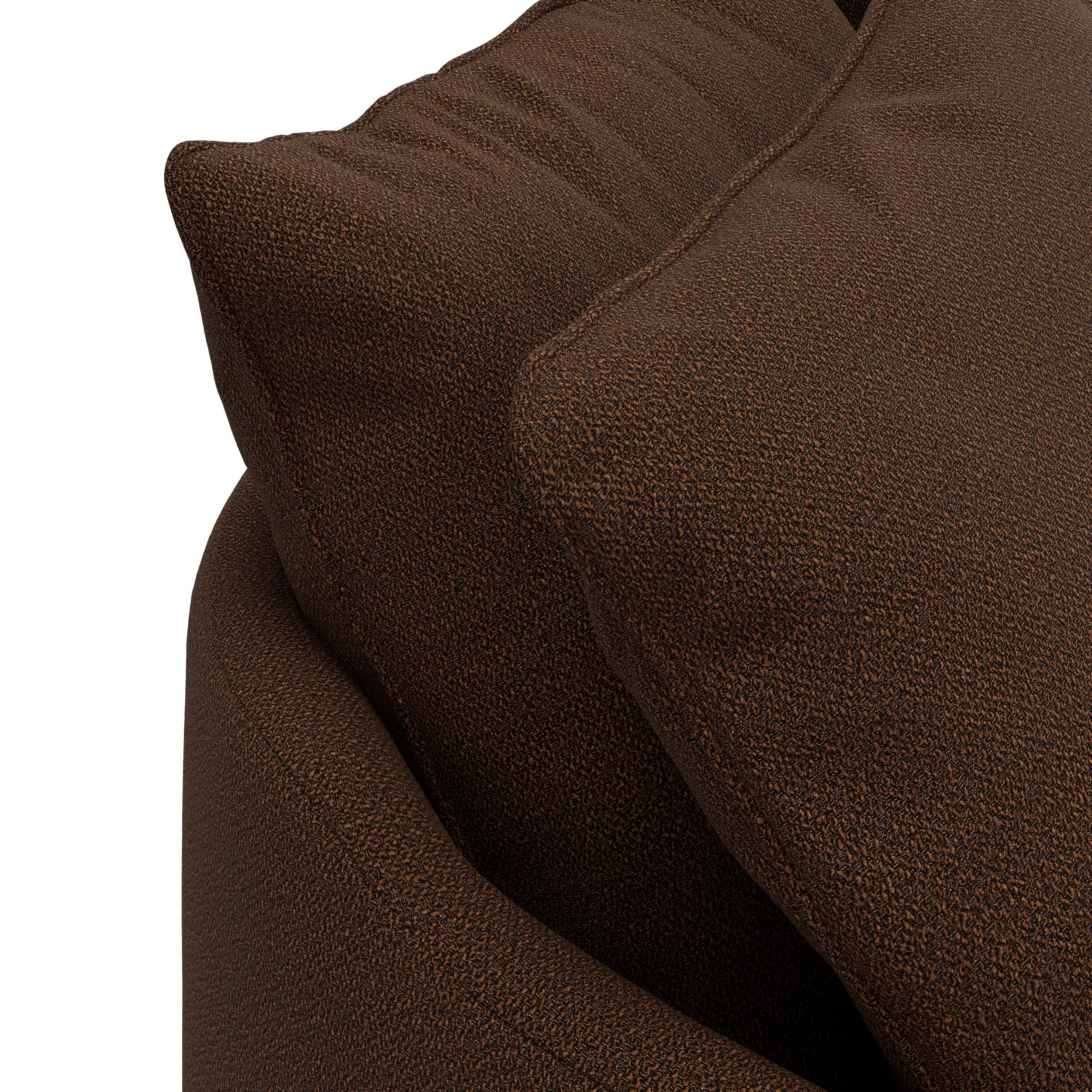 Julia Lux 3 sits Soffa 